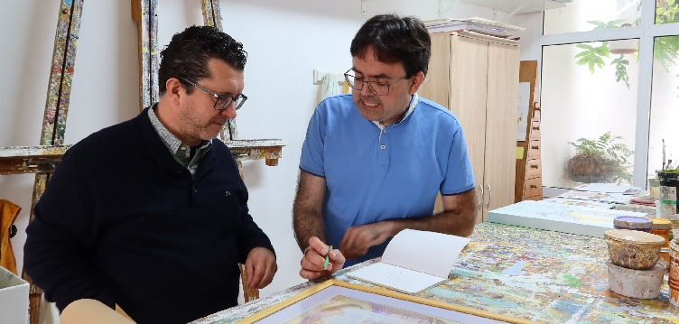Imagen de El alcalde de Arucas visita el estudio del artista Felipe Ju
