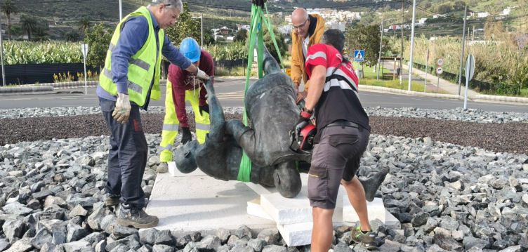 Imagen de La escultura ´La Luchada´ decora la...